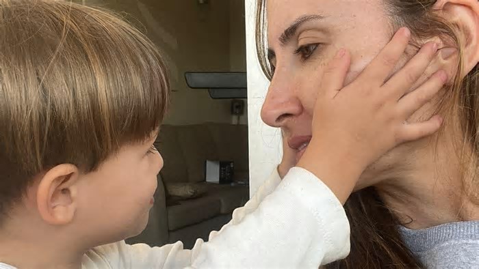 Excesso de telas em crianças pode causar sintomas que se confundem com autismo, dizem especialistas