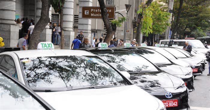 Golpe do falso táxi em BH: prefeitura se posiciona e diz que crime é infração gravíssima