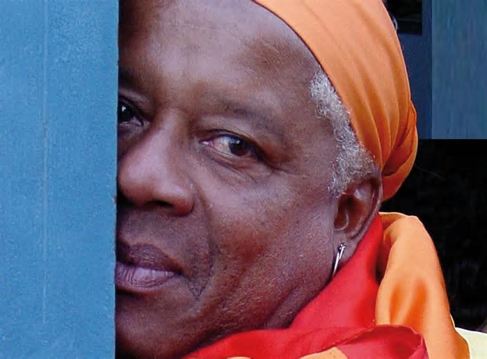 Livro sobre personagem icônica da cena cultural em Porto Alegre tem relançamento nesta quinta-feira