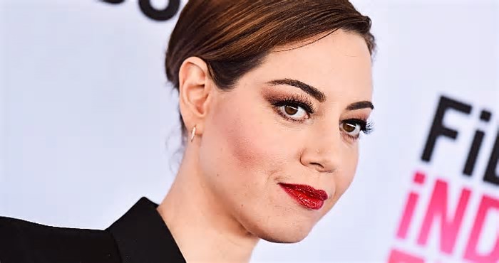 Aubrey Plaza (The White Lotus) junta-se a Chris Evans e Margaret Qualley em novo filme