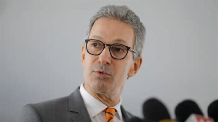 Zema critica “modismo internacional” do carro elétrico