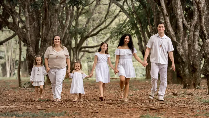 'Sexo é divino e orgasmo é presente de Deus': os casais com muitos filhos que crescem no catolicismo
