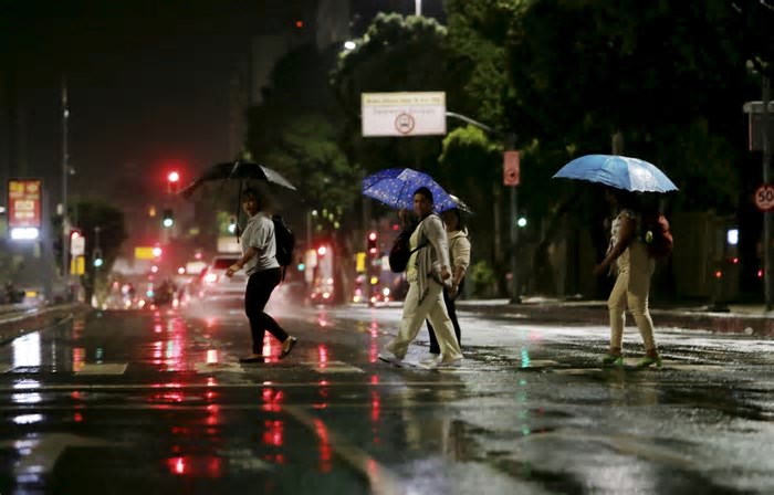 Previsão de tempestade no Rio: noite tem chuva forte e raios; árvores caíram em alguns bairros