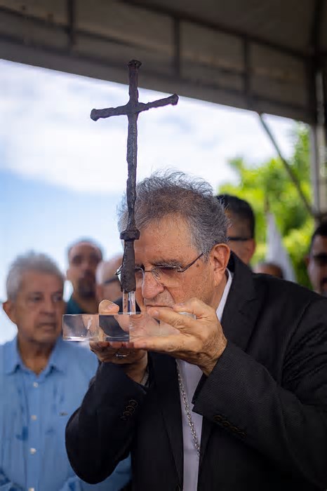 Cruz da primeira missa do Brasil, em 1500, visita Maricá em cerimônia histórica