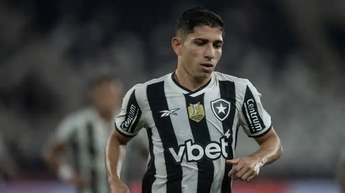 Savarino é o único elogiado em derrota humilhante do Botafogo na Copa Libertadores