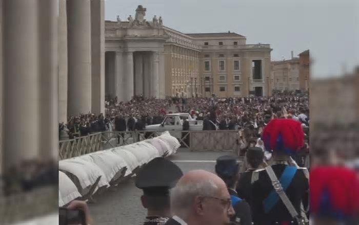 Brasileira viaja ao Vaticano para bênção de Páscoa e é surpreendida pela morte do papa no dia seguinte: 'Difícil de assimilar'