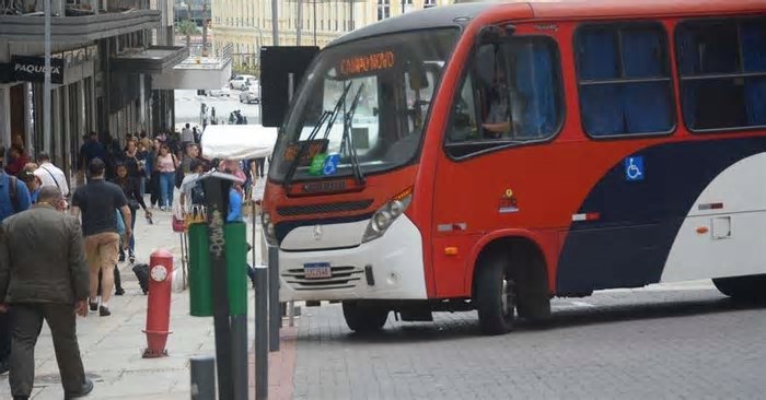 Alteração no Terminal Centro em Porto Alegre melhora visibilidade para lotações, mas dificulta trabalho de motoristas