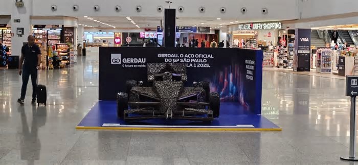 Gerdau expõe réplica de carro de Fórmula 1 feita em aço no aeroporto de Porto Alegre