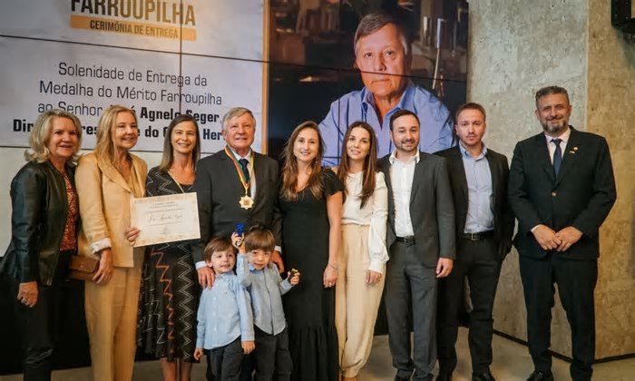 Agnelo Seger recebe Medalha do Mérito Farroupilha