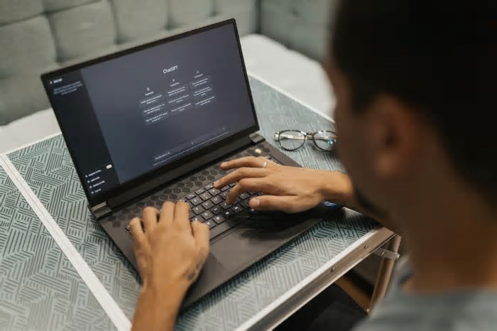 ChatGPT vira ‘puxa-saco’ e irrita usuários; OpenAI admite erro