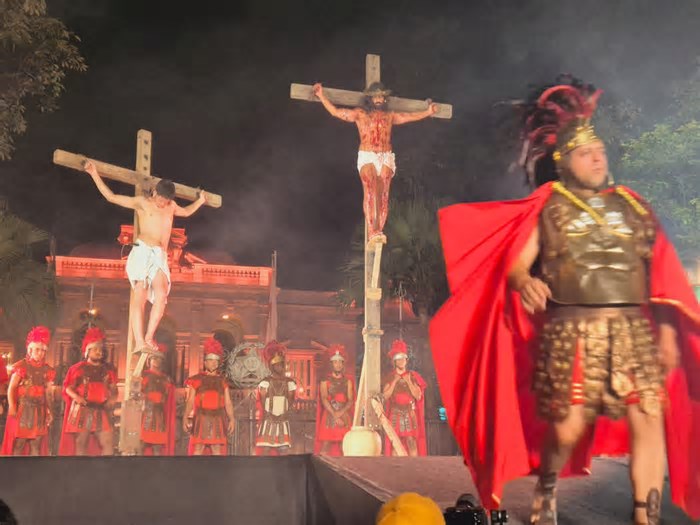 Encenação da Paixão de Cristo emociona fiéis na Praça da Liberdade