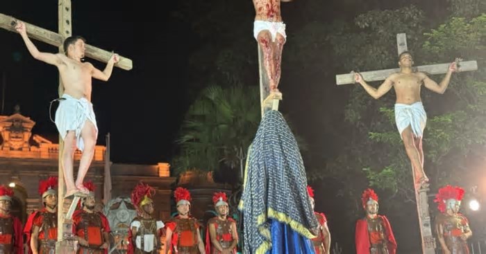Encenação da Paixão de Cristo na Praça da Liberdade, em BH, emociona fiéis; veja fotos