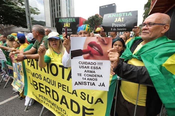Ato pró-Bolsonaro na Paulista tem batom inflável gigante, gritos por anistia e governadores