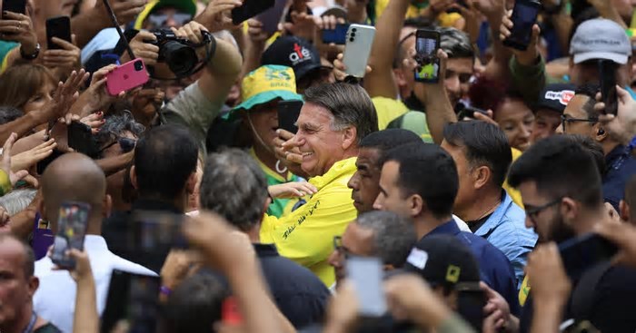 Ato pró-Bolsonaro na Paulista tem batom inflável gigante, gritos por anistia e presença de governadores