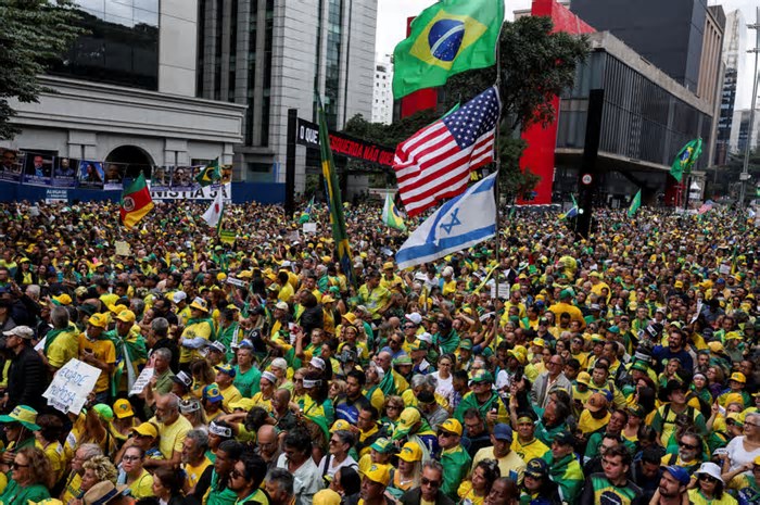 Ato na Paulista tem batom inflável gigante, gritos por anistia e governadores