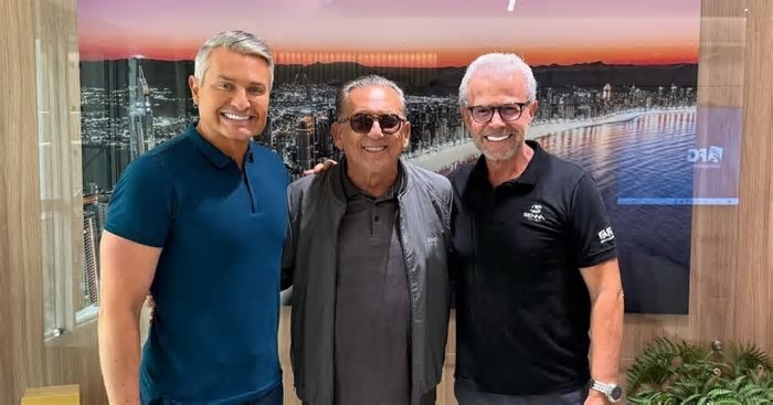 Galvão Bueno vem a Balneário Camboriú e conhece prédio inspirado em Ayrton Senna