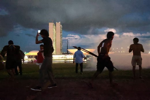 Trânsito na Esplanada dos Ministérios é bloqueado para manifestação indígena