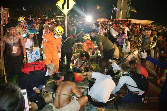 Indígenas afirmam que membro da segurança do DF incitou violência antes de ato que terminou com gás de pimenta; 'mete o cacete', diz áudio