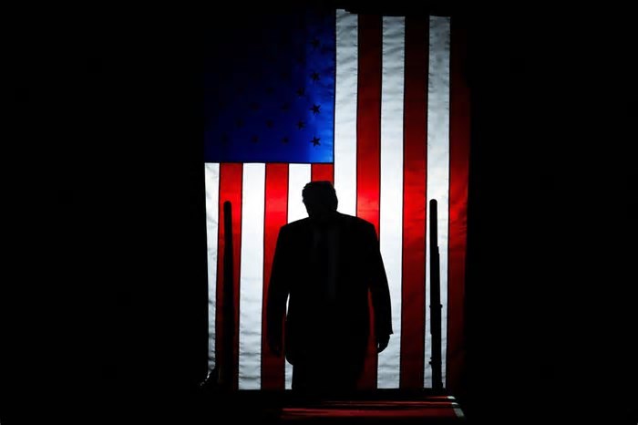 Nos 100 Dias Trump, os EUA se olham no espelho e enxergam regimes autoritários