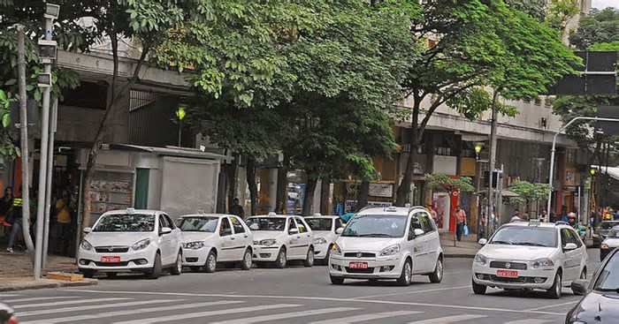 Projeto que obriga pontos de táxi em grandes eventos avança na Câmara de BH
