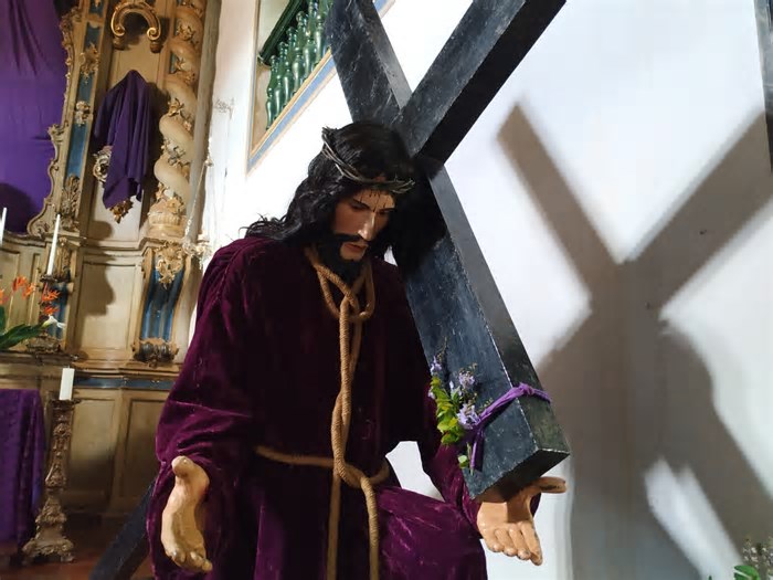 Senhor dos Passos leva banho de cachaça em Morro Vermelho; conheça a cerimônia!