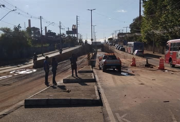 Trincheira segue interditada após temporal em Contagem