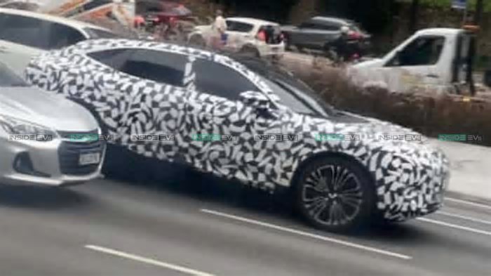 SUV elétrico chinês Avatr 11 com 586 cv é flagrado camuflado no Brasil