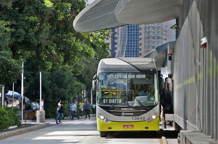 Dois ônibus Move envolvem em acidente na Avenida Antônio Carlos, em BH