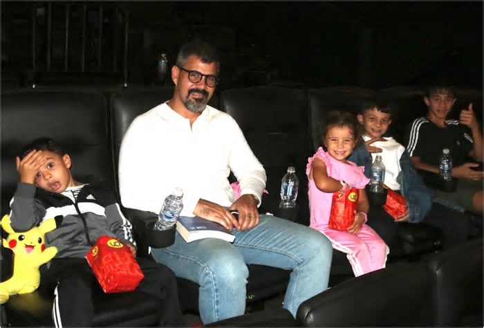 Juliano Cazarré curte passeio ao cinema com 4 de seus 6 filhos no Rio