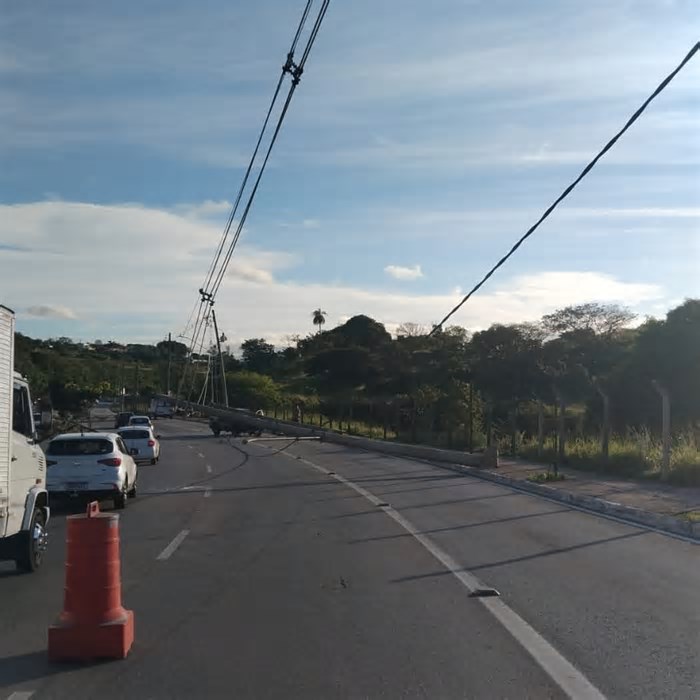 Carro derruba postes e complica trânsito em avenida de Contagem