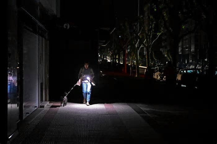 Espanha e Portugal reestabelecem energia após apagão que causou caos na Europa