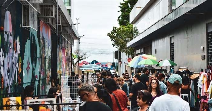 Coletivo de Rua leva feira, música e arte para o Centro Histórico de Porto Alegre