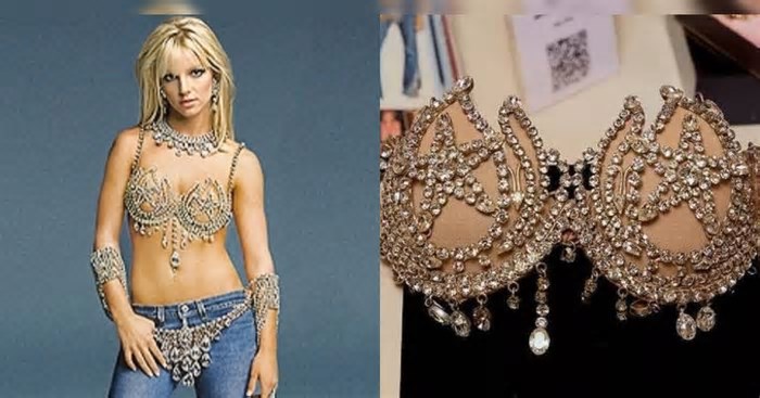 Look sexy de Britney Spears com jeans e diamantes em turnê especial de 2001 é vendido por quase meio milhão de reais. Veja quanto!