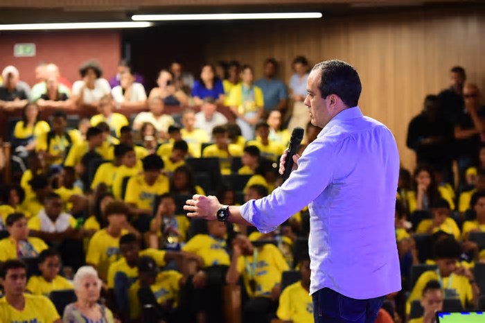 Bruno Reis assina termo de compromisso do Bolsa-Atleta Salvador com 358 contemplado