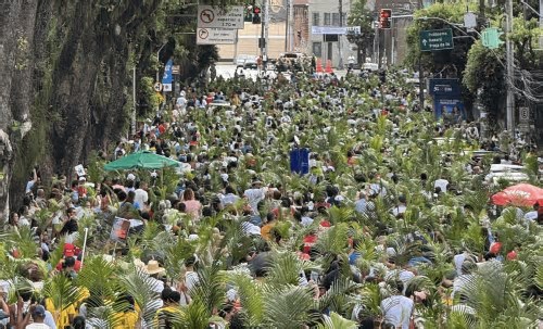 Baianos e turistas lotaram as ruas do Centro de Salvador na celebração do Domingo de Ramos
