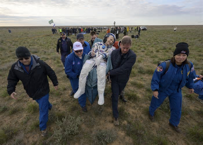Astronauta mais velho em atividade da Nasa volta à Terra no aniversário de 70 anos