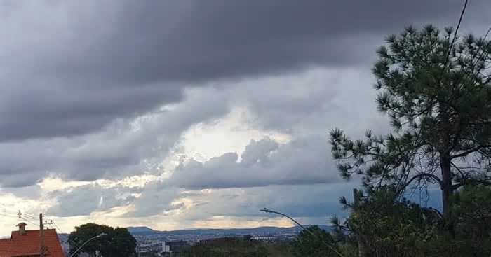 Alerta máximo de chuva: centro de desastres aponta duas cidades de MG