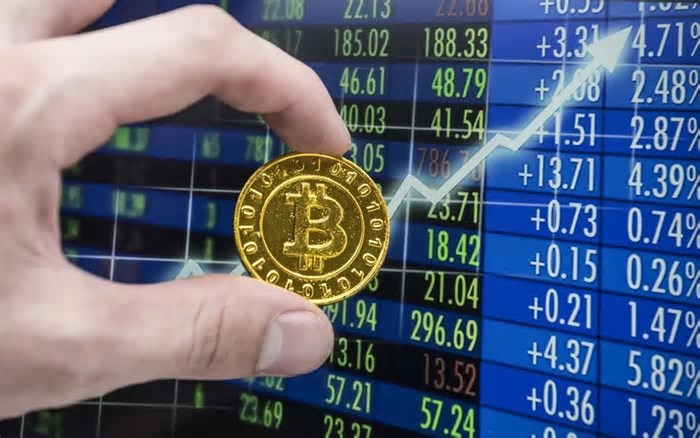 Bitcoin volta a subir e acumula ganhos de 12% em 7 dias com alívio regulatório e macroeconômico