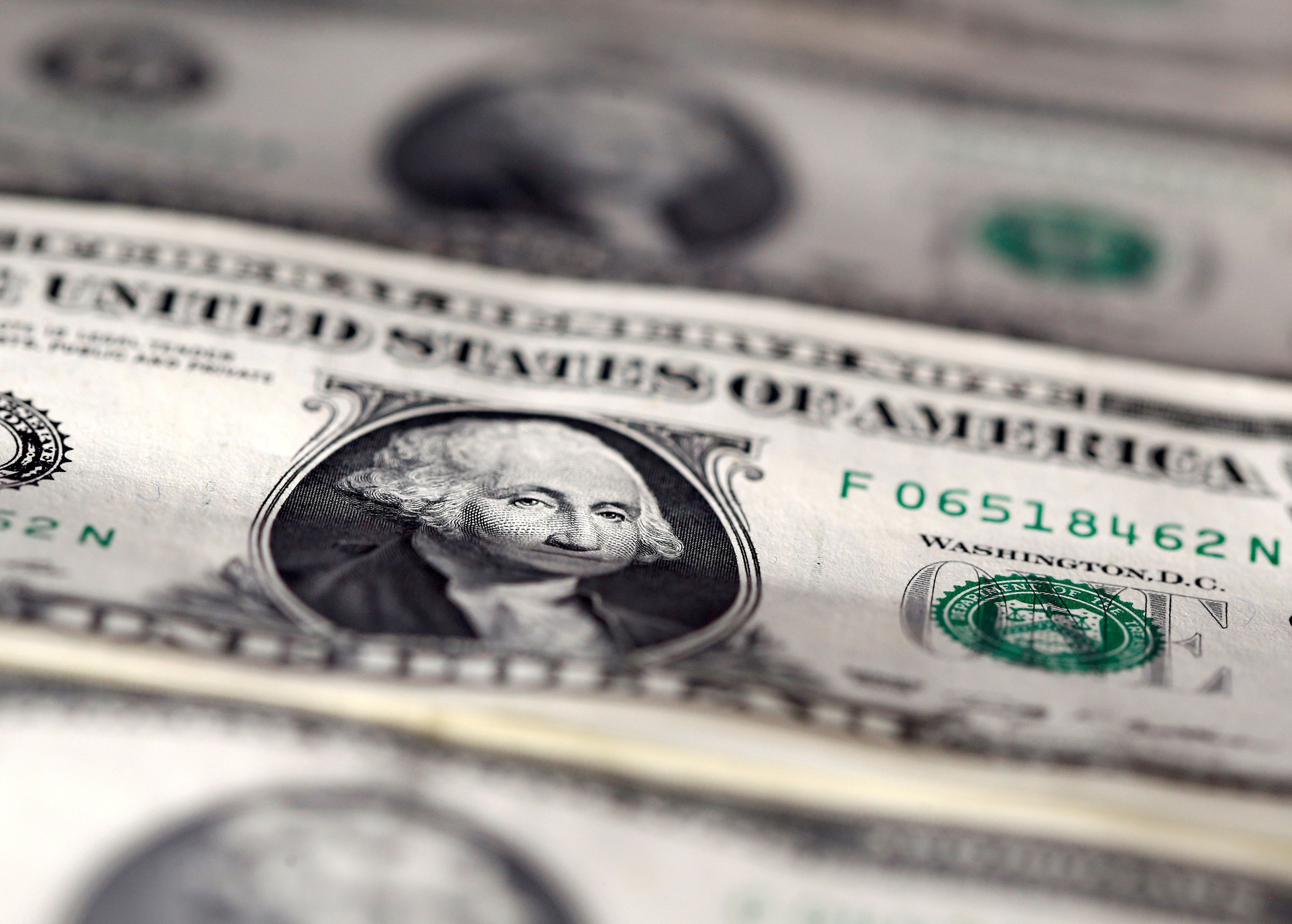Dólar despenca a R$ 5,63 e Ibovespa fecha estável após tarifas de Trump