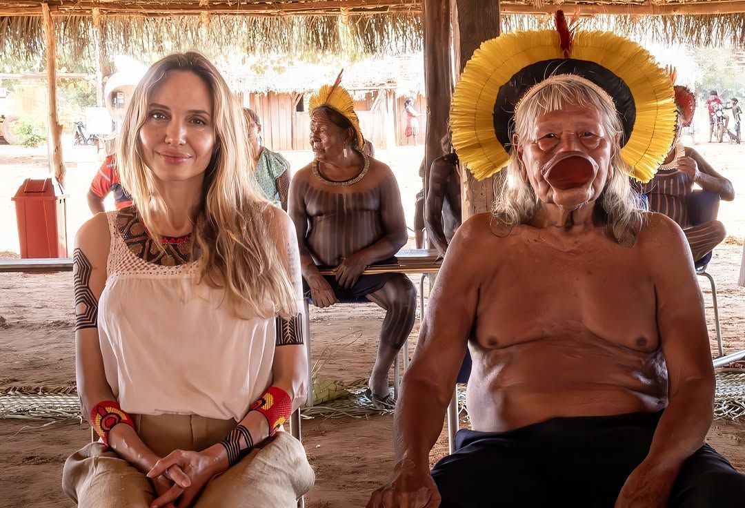 Angelina Jolie encontra cacique Raoni no Xingu; veja fotos