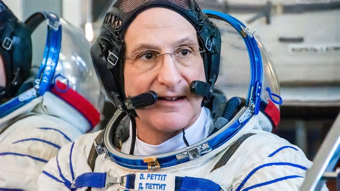 Astronauta mais velho da NASA volta à Terra para comemorar seus 70 anos de idade