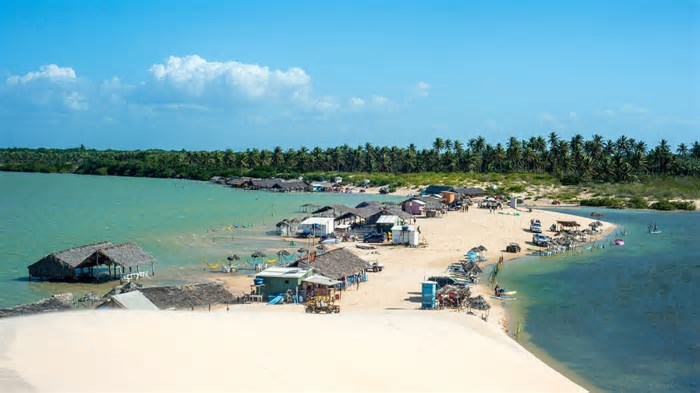Essa vila no litoral do Ceará atraí visitantes com suas paisagens únicas