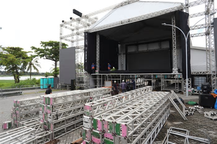Palco para festa de Aniversário de Fortaleza está sendo montado na Praça da Lagoa da Parangaba