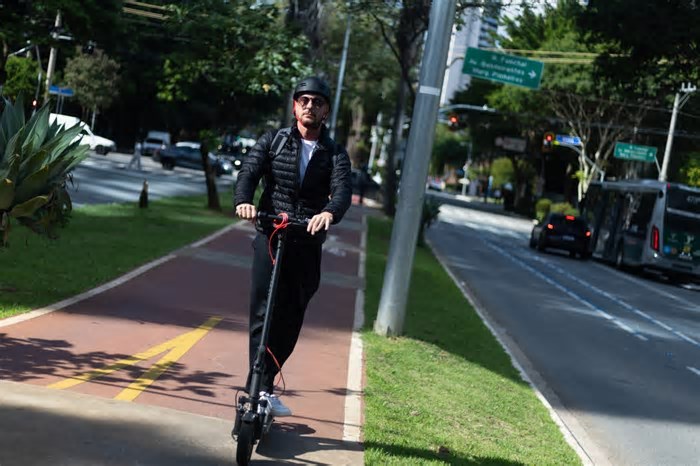 Da Faria Lima ao Brás, patinetes e motinhos ‘low cost’ ganham ruas de SP com praticidade e desafios ao trânsito