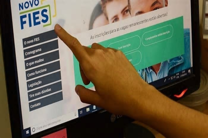 Atraso nas mensalidades de faculdade afetou 1 em cada 3 estudantes no Brasil em 2024, diz pesquisa