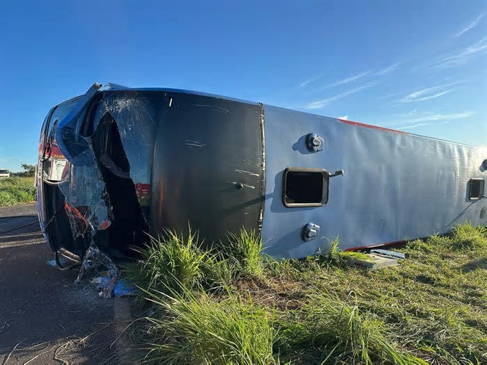 Sobe para 10 número de mortos em acidente com ônibus na MG-223, em Araguari