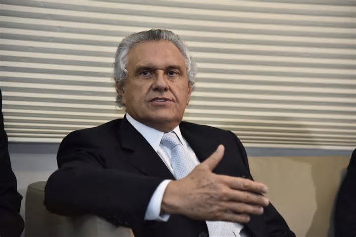 Por unanimidade, TRE de Goiás reverte decisão e torna Caiado elegível
