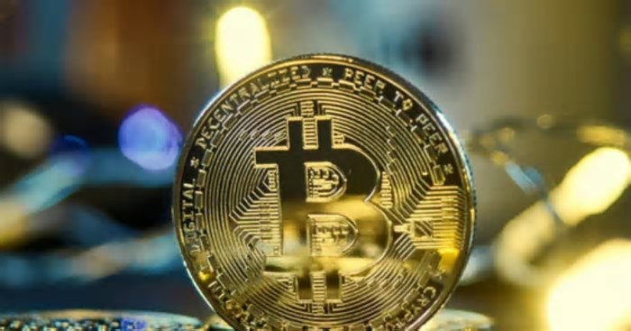 Uma coisa passou despercebida em meio à tempestade das tarifas: os Estados Unidos acabam de sancionar sua primeira lei sobre criptomoedas
