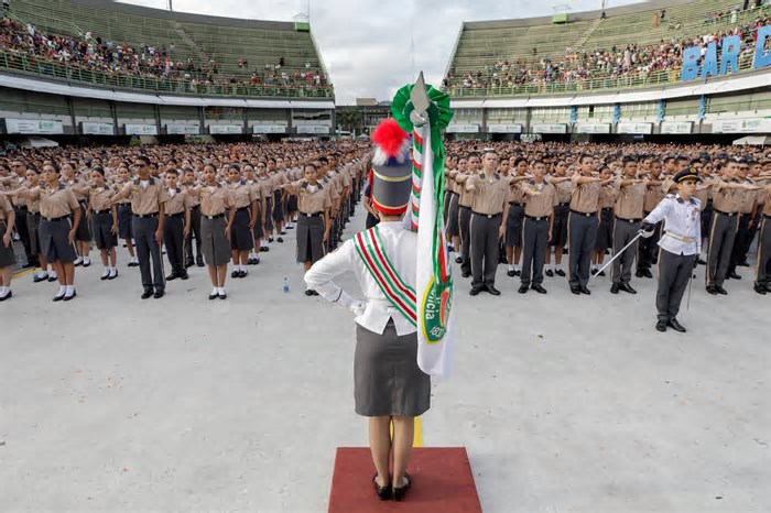 Mais de 2,5 mil alunos dos Colégios Militares da PM recebem boina escolar em Manaus