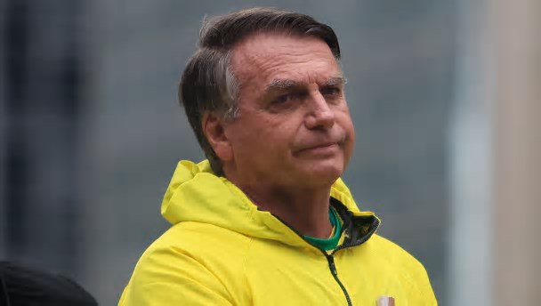 Bolsonaro passa mal e é internado às pressas com dor abdominal
